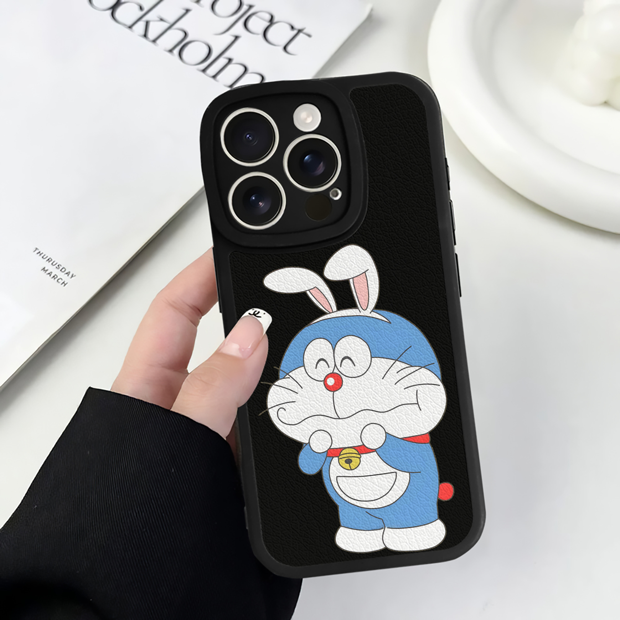 （画像用） ドラえもん Doraemon 【iPhone 16シリーズ対応】シリコンスマホケース（レザー調） 材質：シリコン